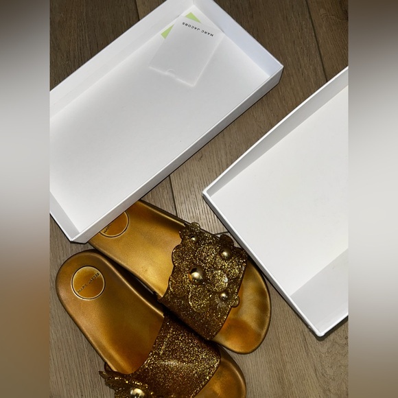 Marc Jacobs Gold Daisy Slides - 9 - Picture 7 of 8